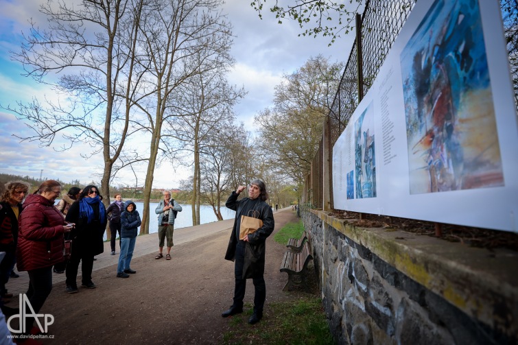 Nábřeží Jordánu zdobí obrazy Teodora Buzu a poezie Lumíra Slabého