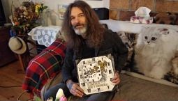 Hudebník Honza Holeček utekl od vaření piva k muzice. Nyní je vyhledávaným multiinstrumentalistou