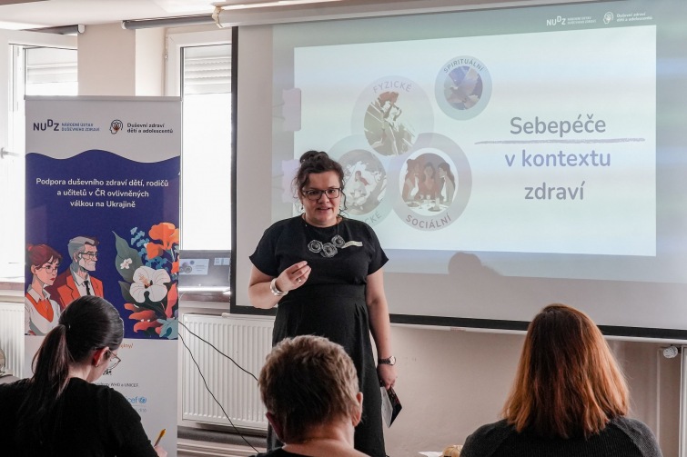 Ukrajinští rodiče se potýkají s nejistotou, stereotypy i výzvami. Odborníci pro ně připravili semináře