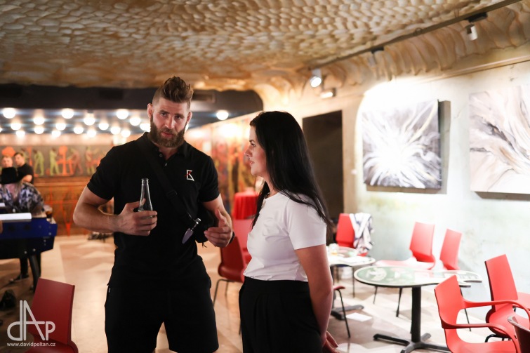 Jihočeská výtvarnice Šárka Vildová vystavuje v Rock Café. Přijel i bojovník Jiří Procházka