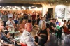 Jihočeská výtvarnice Šárka Vildová vystavuje v Rock Café. Přijel i bojovník Jiří Procházka