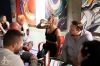 Jihočeská výtvarnice Šárka Vildová vystavuje v Rock Café. Přijel i bojovník Jiří Procházka