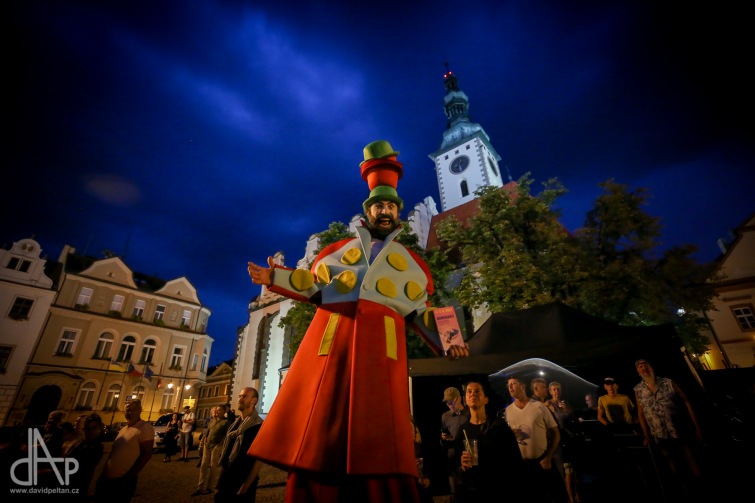 Akrobaté a divadelníci zaplní centrum Tábora na festu Komedianti v ulicích. Festival Mirotické setkání loutek a hudby oslaví 20 let