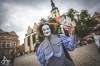 Komedianty v ulicích i návštěvníky skrápěl déšť. Nadšené publikum ale neodradil