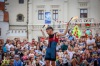 Komedianty v ulicích i návštěvníky skrápěl déšť. Nadšené publikum ale neodradil