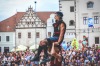 Komedianty v ulicích i návštěvníky skrápěl déšť. Nadšené publikum ale neodradil