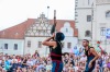 Komedianty v ulicích i návštěvníky skrápěl déšť. Nadšené publikum ale neodradil