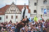 Komedianty v ulicích i návštěvníky skrápěl déšť. Nadšené publikum ale neodradil