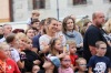 Komedianty v ulicích i návštěvníky skrápěl déšť. Nadšené publikum ale neodradil
