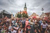 Komedianty v ulicích i návštěvníky skrápěl déšť. Nadšené publikum ale neodradil