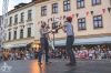 Komedianty v ulicích i návštěvníky skrápěl déšť. Nadšené publikum ale neodradil