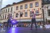 Komedianty v ulicích i návštěvníky skrápěl déšť. Nadšené publikum ale neodradil