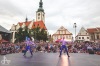 Komedianty v ulicích i návštěvníky skrápěl déšť. Nadšené publikum ale neodradil