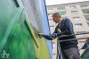 Sprejeři zkrášlili výměník. Rozzářila ho příroda