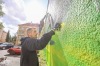 Sprejeři zkrášlili výměník. Rozzářila ho příroda