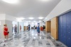 Foyer táborského Kina Svět má novou podobu. Kavárnu ozdobila výstava fotografií Šechtlové