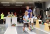 Ve dne v noci. Kuželkářského maratonu se účastnily stovky lidí