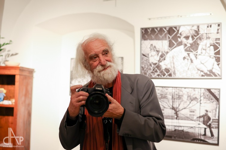 Fotograf Jindřich Štreit otvírá v Galerii Auritus téma závislostí. Bez pochopení bych fotku neudělal, říká