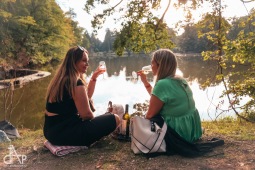 S čerty nejsou žerty, ale vinaři z Dunajovských kopců u Průhonického zámku legraci a skvělé víno slibují