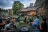 Bonsai bere posluchače na magická místa jižních Čech. Na Dívčím kameni s ní vystoupil Martin Hilský