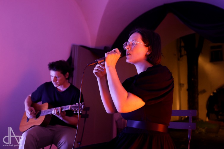 Déšť vyhnal Kalle do průchodu. V Třeboni si tak lidé užili unikátní koncert