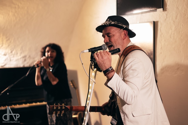 Jan Ponocný alias Circus Ponorka představil v Milevsku desku Lost Angeles. Vypomohla i manželka Karolína Ponocná Kamberská