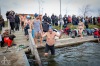 Voda tři stupně, vzduch jeden. Účastníkům 34. vánočního namáčení bylo ve vodě lépe 