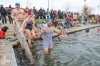 Voda tři stupně, vzduch jeden. Účastníkům 34. vánočního namáčení bylo ve vodě lépe 