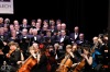 Husí kůže. Orchestru Bolech vypomohlo 50 pěvců a se ctí představili dílo Vítězslava Nováka