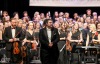 Husí kůže. Orchestru Bolech vypomohlo 50 pěvců a se ctí představili dílo Vítězslava Nováka
