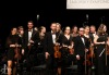 Husí kůže. Orchestru Bolech vypomohlo 50 pěvců a se ctí představili dílo Vítězslava Nováka