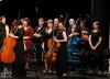 Husí kůže. Orchestru Bolech vypomohlo 50 pěvců a se ctí představili dílo Vítězslava Nováka