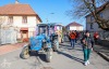 V Měšicích autobus porazil kobylu. Na nohy ji postavila zelená a jelo se na hasiče