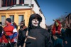 V Měšicích autobus porazil kobylu. Na nohy ji postavila zelená a jelo se na hasiče