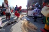 V Měšicích autobus porazil kobylu. Na nohy ji postavila zelená a jelo se na hasiče