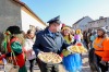 V Měšicích autobus porazil kobylu. Na nohy ji postavila zelená a jelo se na hasiče