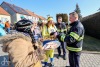 V Měšicích autobus porazil kobylu. Na nohy ji postavila zelená a jelo se na hasiče
