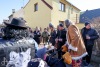 V Měšicích autobus porazil kobylu. Na nohy ji postavila zelená a jelo se na hasiče