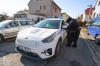 V Měšicích autobus porazil kobylu. Na nohy ji postavila zelená a jelo se na hasiče