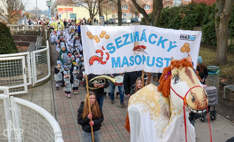 Stovky masek prošly Sezimovo Ústím. To byl Sezimácký masopust