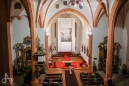 Oltář děkanského kostela v Táboře zakrylo unikátní postní plátno s jihočeskou pouští