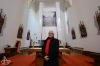 Oltář děkanského kostela v Táboře zakrylo unikátní postní plátno s jihočeskou pouští