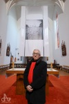 Oltář děkanského kostela v Táboře zakrylo unikátní postní plátno s jihočeskou pouští