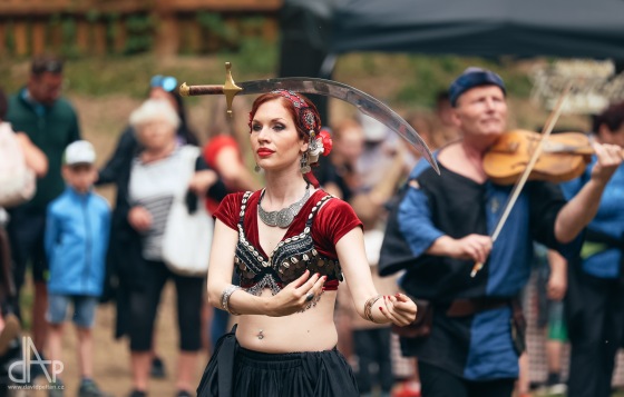 Sezimovo Ústí zahájilo turistickou sezonu na Kozím hrádku s novým Husem, sličnými ženami i divokými souboji
