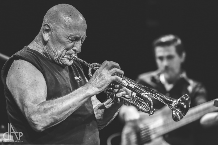 V milevském Kamenáči vystoupí legendární jazzman Laco Deczi