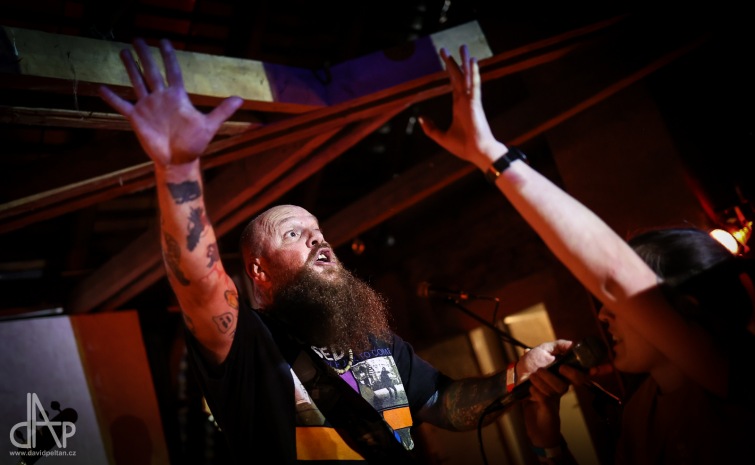 Takto bylo na DIY Festu. Lidi dostal do varu Banán i sólový Greg Rekus 