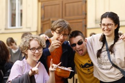 Studenti Gymnázia Pierra de Coubertina pomáhali chudým dětem. Teď zvou na festival
