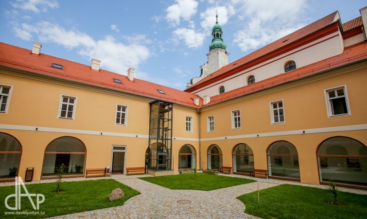 Kulturní léto v rajském dvoře Husitského muzea nabízí koncerty i divadla