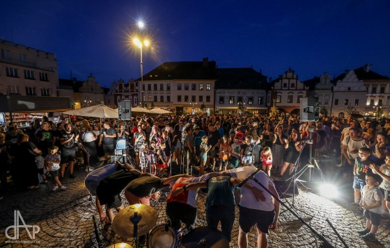 Stánek na náměstí v Táboře rozjížděli Bártovi, Bombónky, Peshata i Electra5
