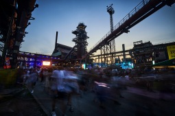 Colours of Ostrava minutu po minutě. Program nabízí přes 100 interpretů z 30 zemí světa